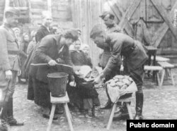 Співробітники Американської адміністрації допомоги (ARA) годують дітей під час голоду в Росії 1921–1922 роки