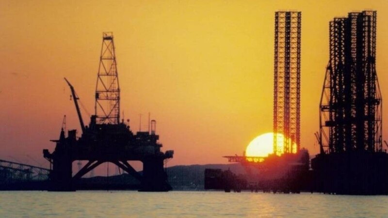 کاهش بهای نفت ادامه دارد؛ تولیدکنندگان عمده در ابوظبی رایزنی می‌کنند