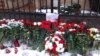 Цветы у здания генерального консульства Польши в Калининграде, 15 января 2018