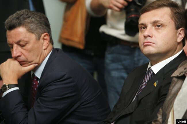 Народні депутати від Партії регіонів Юрій Бойко (праворуч) і Сергій Льовочкін під час засідання ЦВК. Київ, 28 жовтня 2009 року
