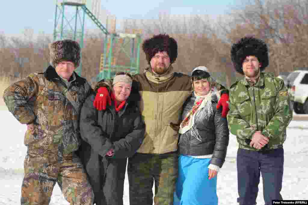 Уральские казаки и казачки в парке культуры и отдыха.