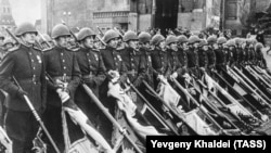 Faşist bayraqları Qızıl Meydanda keçirilən Qələbə Paradında. Bayraqlar paradı mavzoleyin tribunasından qəbul edən Stalinin ayaqları altına atılırdı.