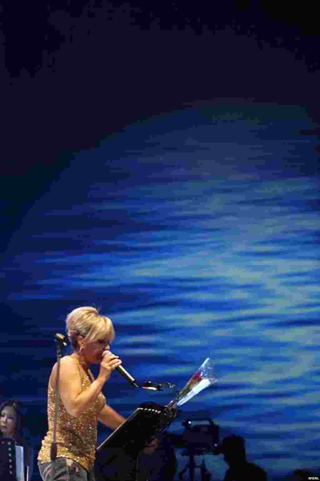 UAE -- Iranian singer "Googoosh" performs in Dubai, 26Mar2008