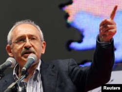 Erdoganyň tankytçysy Kemal Kylyçdaroğlu 2010-njy ýylyň 22-nji maýynda, Ankarada geçirilen Respublikan Halk partiýasynyň kongresinde çykyş etdi.