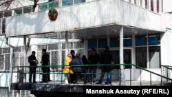 У бывшего Дома демократии, в котором располагется специализированный межрайонный суд по уголовным делам. Алматы, 17 марта 2017 года. 
