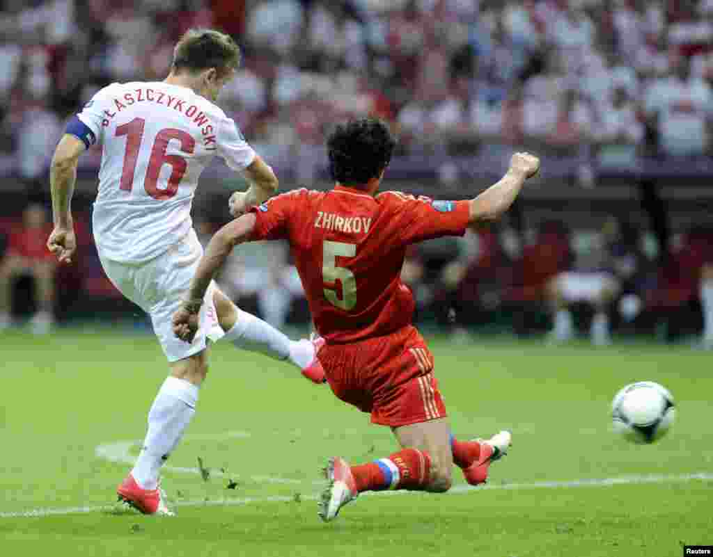 Poland&#39;s Jakub Blaszczykowski (left) scores a goal during the match against Russia in Warsaw.