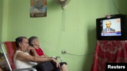 Барак Обаманың мәлімдемесін тыңдап отырған кубалықтар