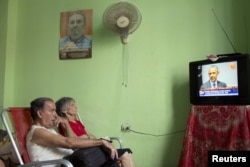 Пара кубинских пенсионеров в Гаване слушает заявление Барака Обамы. 1 июля 2015 года