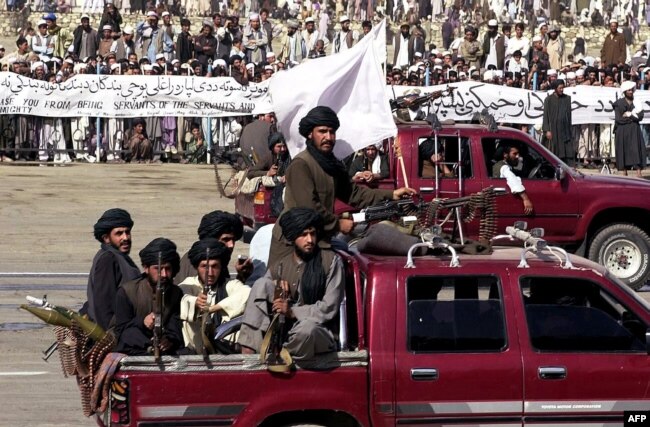 Боевики движения "Талибан" во время военного парада в честь независимости Афганистана в Кабуле, 2001 год