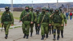 Російські військові у селищі Перевальне під Сімферополем, березень 2014 року