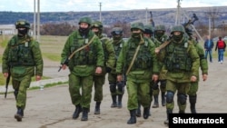 Оккупация украинского Крыма. Российские военные в селе Перевальное, 5 марта 2014 года