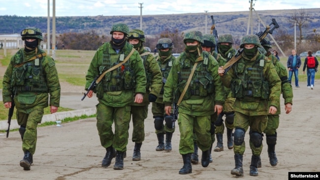 Российские военные в крымском селе Перевальное, 5 марта 2014 года