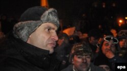Оппозиция лидери Виталий Кличко(солдо) Киевдин ортогундагы антиөкмөттүк митингде сүйлөп жатат. 24-январь 2014