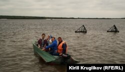 Елена и Юрий уплывают с острова