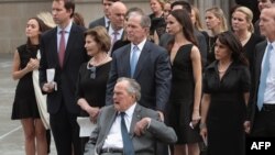 Сям’я Бушаў на пахаваньні Барбары Буш, 21 красавіка