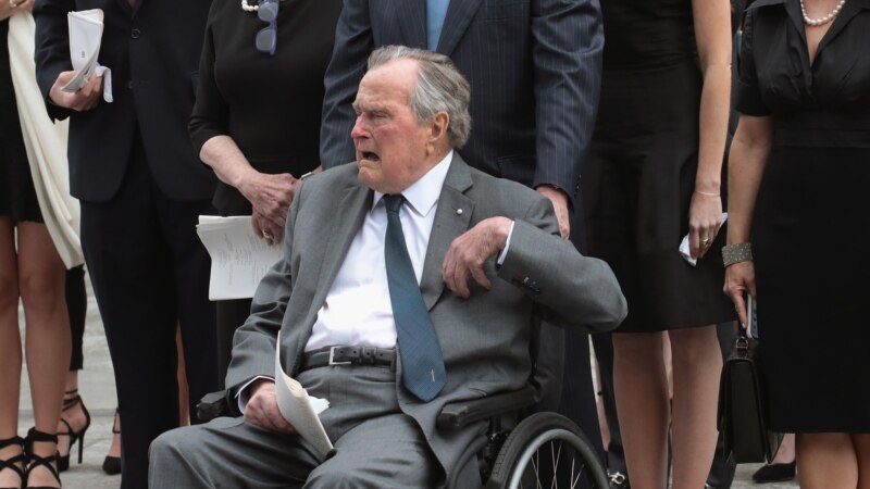 Ish-presidenti Bush shtrohet në spital