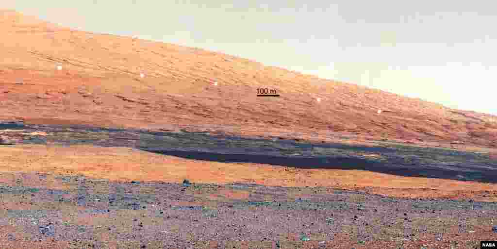 Планината Шарп во кратерот Гејл на Марс каде што слета Кјуриозити 23 август 2012. 