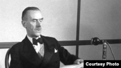 Thomas Mann ABŞ radiosunda faşizmdən danışır.
