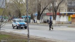 Полицейский автомобиль в центре города. Уральск, 18 апреля 2020 года.