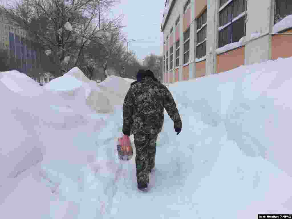 Пешеходный тротуар в районе крытого рынка «Артем». Нур-Султан, 28 января 2020 года.