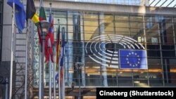 Ilustrativna fotografija: zastave ispred zgrade Evropske komisije