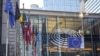 Simbolet dhe flamujt e BE-së në muret e qelqit të Berlaymontit, ku janë zyrat e Komisonit Evropian.