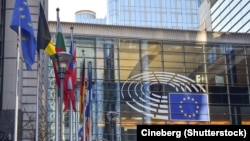 Simbolet dhe flamujt e BE-së në muret e qelqit të Berlaymontit, ku janë zyrat e Komisonit Evropian.