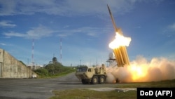 Міністерства оборони США/Агентства протиракетної оборони показало на цій фотографії систему THAAD і ракету Standard-Missile 3 Block IA для перехоплення балістичних ракет середньої дальності під час випробувань 10 вересня 2013 року.