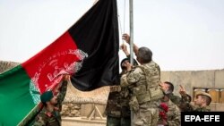 په کندهار کې افغان ځواکونو ته د امريکا پوځي مرکز د سپارنې پر مهال د افغانستان بېرغ پورته کېږي