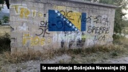 Poruka kojom se veliča genocid nad Bošnjacima iz 1995. godine ispisana je početkom avgusta ove godine na starom autobuskom stajalištu u selu Hrušta kod Nevesinja.