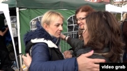 Dijana Hrka i građani koji joj pružaju podršku dok štrajkuje glađu