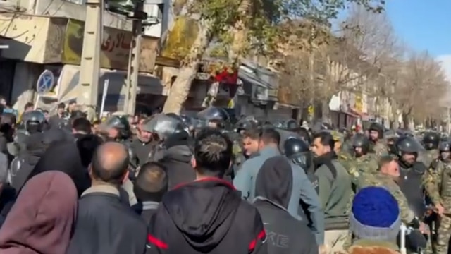 حمید آصفی: اگر اعتراضات مسالمت‌آمیز پیش برود، بهانه سرکوب گرفته می‌شود