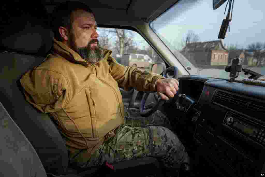 Нині Олександр живе на Донеччині. Він займається аналізом та плануванням евакуаційних маршрутів. Жалінський за кермом автомобіля у Донецькій області. 31 січня 2025 року