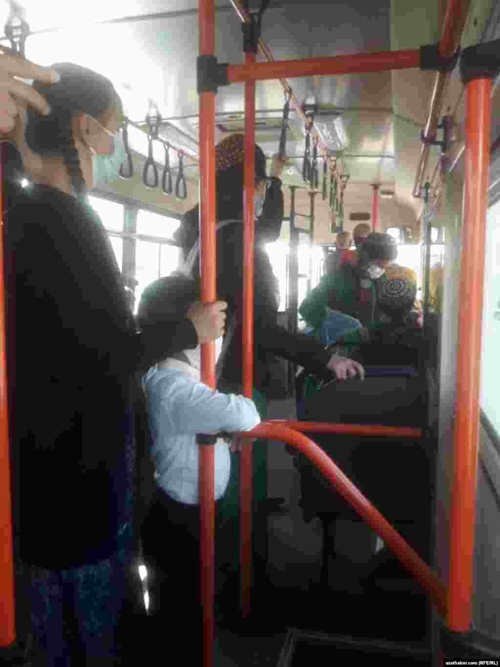 Aşgabat. Ýüz maskalaryny geýip, awtobusda işe barýan adamlar, okuwa barýan studentler. Türkmenistanda şu wagta çenli hiç bir koronawirus näsagy resmi taýdan hasaba alynmady.&nbsp; Noýabr, 2020.