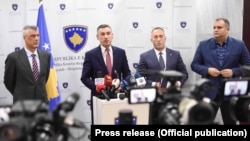 Nisur nga ana e majtë: Presidenti i Kosovës, Hashim Thaçi, kryetari i Kuvendit të Kosovës, Kadri Veseli, kryeministri, Ramush Haradinaj, dhe bashkëkryesuesi i Ekipit Negociator, Shpend Ahmeti.