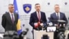 Predsjednik Kosova Hašim Tači (L), predsjednik Parlamenta Kadri Veselji (C) i premijer Ramuš Haradinaj (D). 