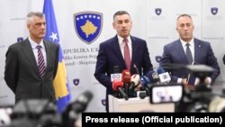 Predsjednik Kosova Hašim Tači (L), predsjednik Parlamenta Kadri Veselji (C) i premijer Ramuš Haradinaj (D). 