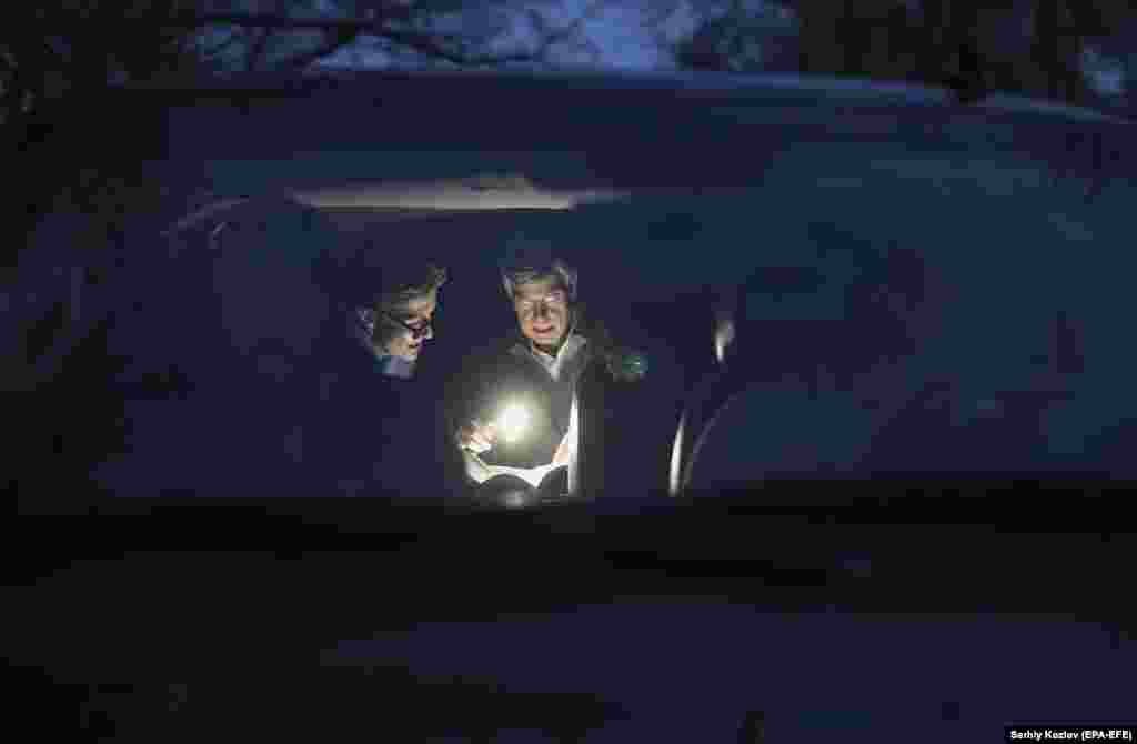 German Ambassador to Ukraine Anka Feldhusen (left) and William Taylor, the top U.S. envoy to Ukraine, look at a map inside a car in the town of Zolote in the Luhansk region on November 7. (epa-EFE/Sergei Kozlov)