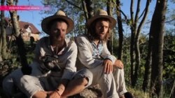 Через страну пешком: двое друзей решили пройти 2000 км без обуви и денег (видео)