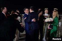 Өзбекстандын тышкы иштер министри Бахтиёр Саидов, президенттин администрация башчысы Саида Мирзиёева Самарканд аэропортунда АКШнын мамлекеттик катчысы Марко Рубиону тосуп алууда. 18-октябрь, 2026-жыл.