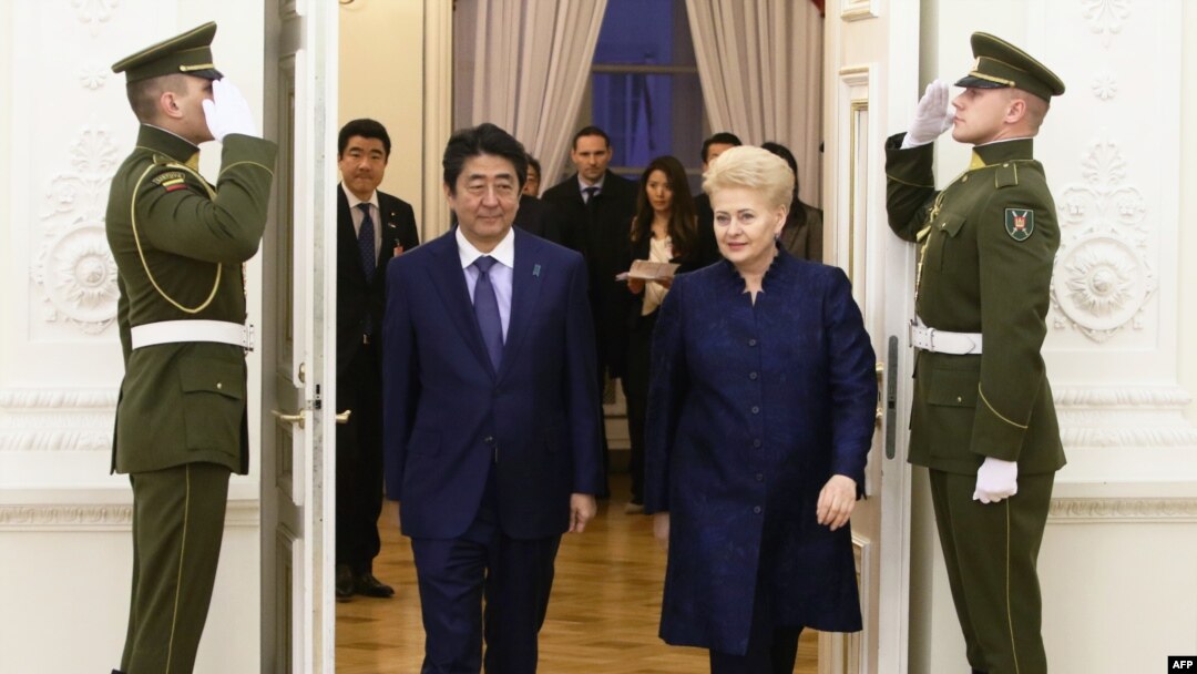 Премьер-министр Японии Синдзо Абэ и президент Литвы Даля Грибаускайте во время приема в Вильнюсе 