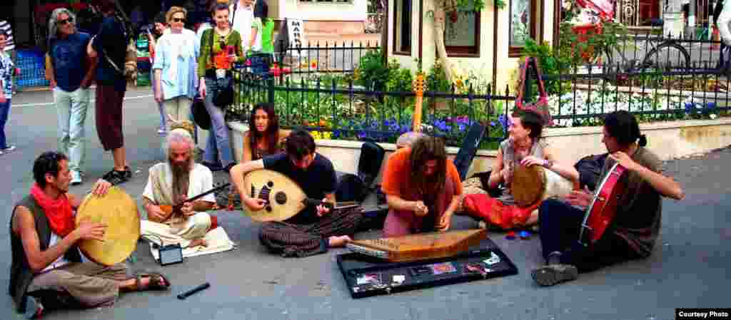 Уличные музыканты в Стамбуле. Автор: Аида Мийзамалиева.