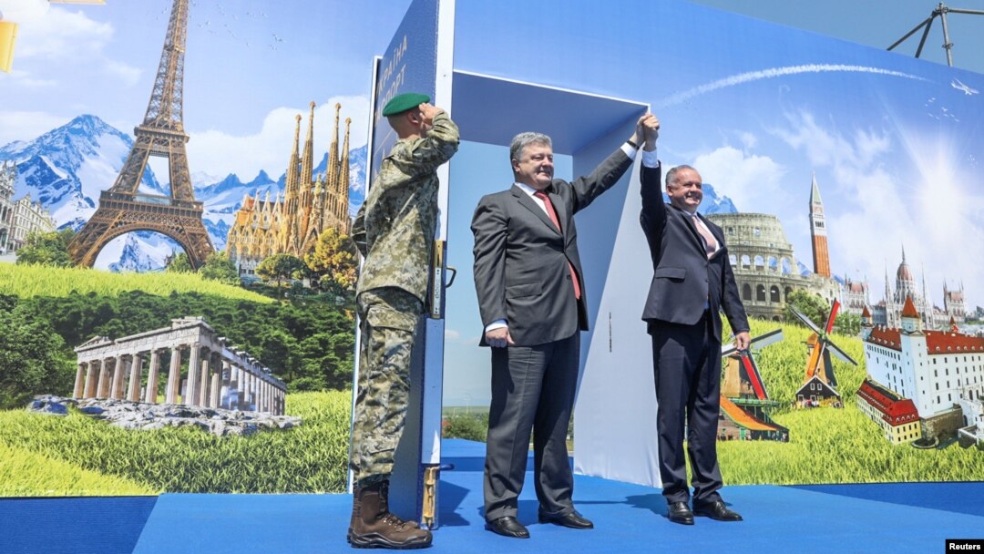 Ukrainian President Petro Poroshenko (left) met with Slovak his counterpart, Andrej Kiska, on the Slovak-Ukrainian border on June 11, opening a symbolic "door to the EU."