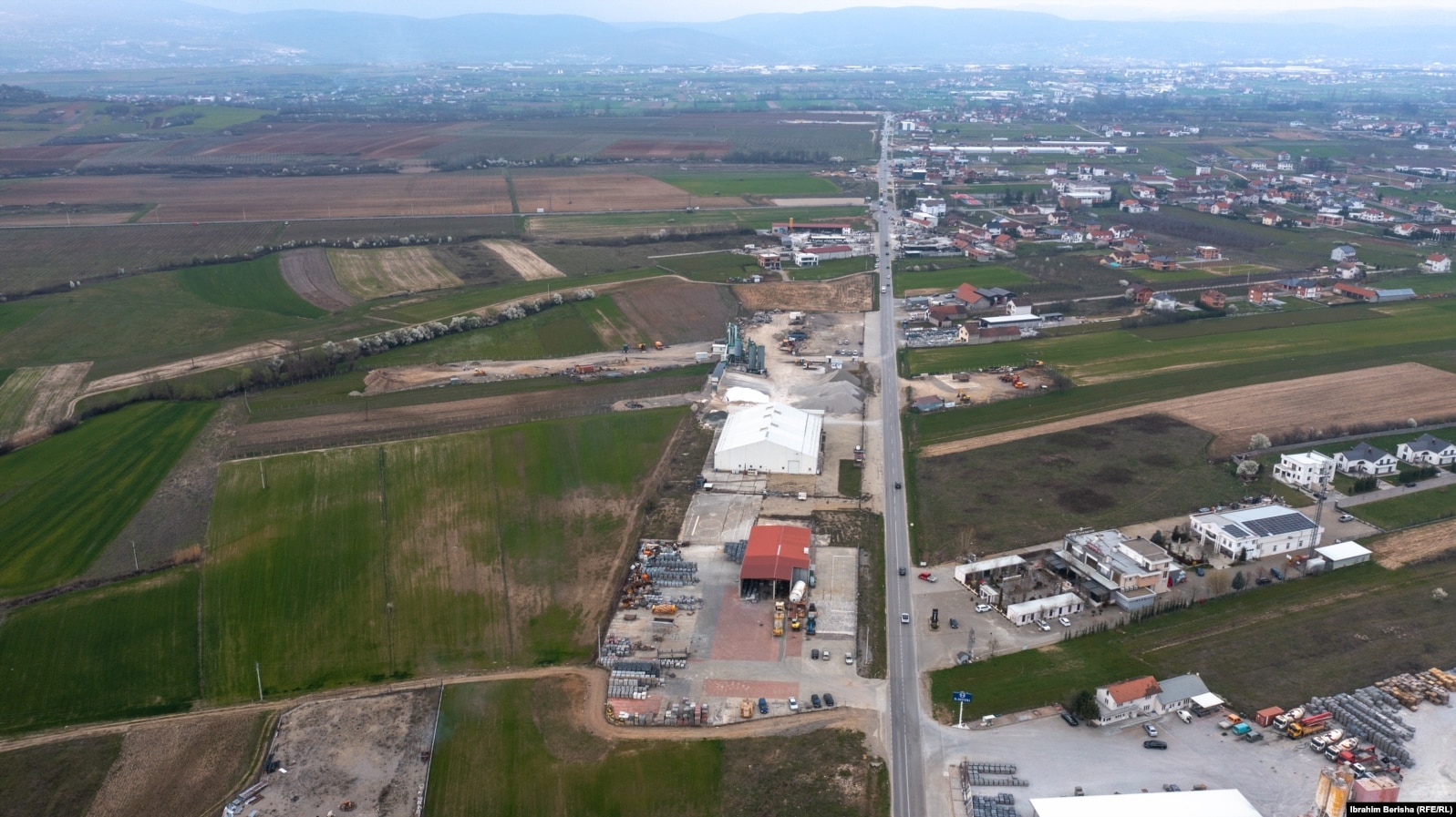 Objekte të ndërtuara në hapësirën e fushës ajrore në Suharekë, pas privatizimit të saj.