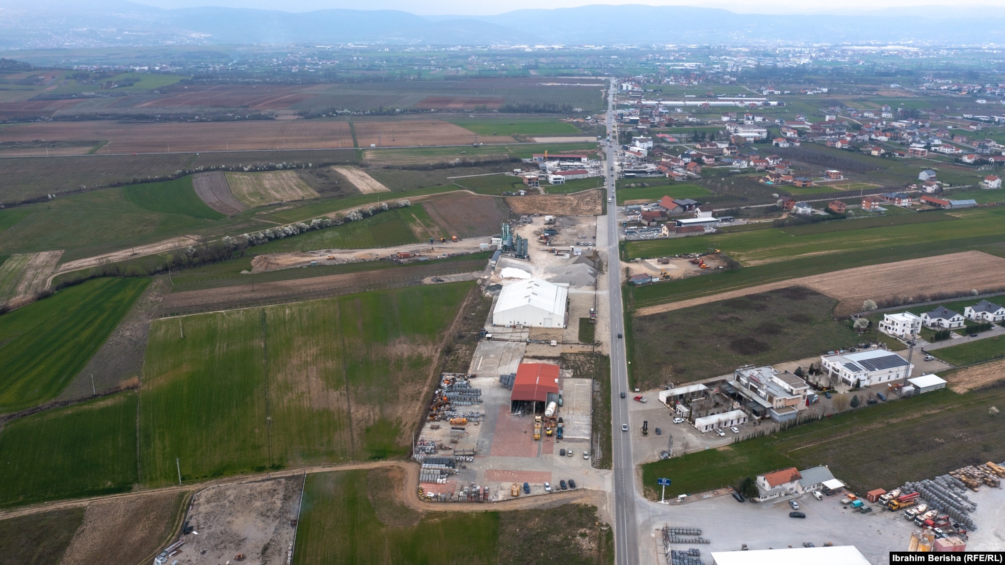 Objekte të ndërtuara në hapësirën e fushës ajrore në Suharekë, pas privatizimit të saj.