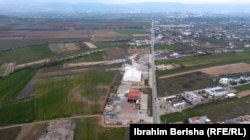 Objekte të ndërtuara në hapësirën e fushës ajrore në Suharekë, pas privatizimit të saj.