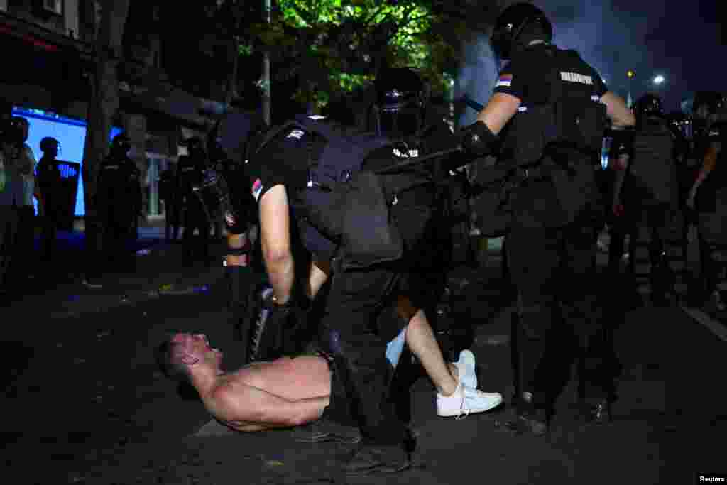 Nakon velikog antirežimskog skupa na obližnjoj Slaviji 28. juna 2025, centrom Beograda su se rasplamsali sukobi demonstranata i policije. Na fotografiji policijci se razračunavaju sa mladićem nadomak samog "Ćacilenda".