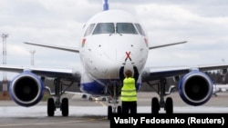 Një avion i kompanisë bjelloruse Belavia në një aeroport të Minskut. Fotografi nga arkivi. 