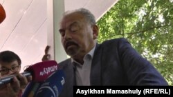 Актер Тунгышбай жаманкулов дает интервью после оглашения приговора. Алматы, 1 июня 2017 года.