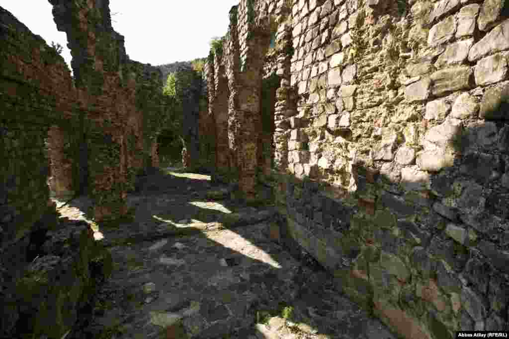 Aydın plan, səliqə ilə yerinə yetirilmiş konstruksiyalar, yerli inşaat materiallarından məharətlə istifadə olunması, çaydaşı ilə kvadrat formalı bişmiş kərpicin uzlaşdırılması binanı yaratmış ustanın yetkinliyindən xəbər verir.